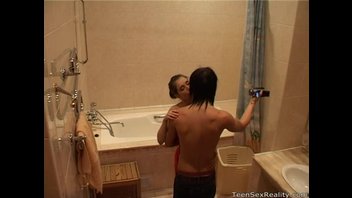 Хитрый мужик записывает домашний секс с молодой шлюшкой в ванной онлайн