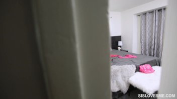 Сводный брат в спальне сестры снимает с ней русское домашнее порно