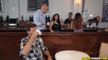 Негритянка трахается в баре с барменом и дает подружке отсосать его хер