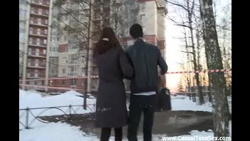 Муженек трахает горячую молодую жену за городом на снегу