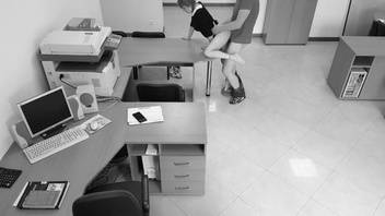 Красивая секретарша отдалась своему боссу в офисе на полу и на столе