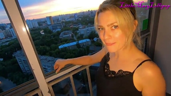 Русскую  жену на балконе раком с окончанием в рот