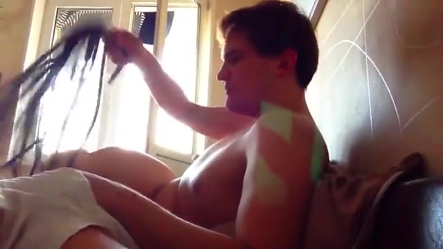 Молодая русская парочка снимает домашнее порно в ванной комнате