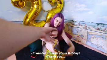 Русская  шлюшка переспала со своим другом за подарок в день рождения