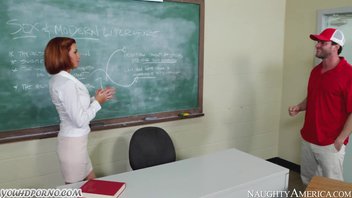 Похотливый студент трахает свою рыжую преподавательницу после лекций