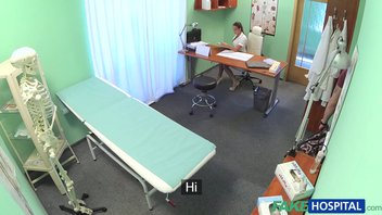 Молодая медсестра шпилится с пациентом в кабинете врача